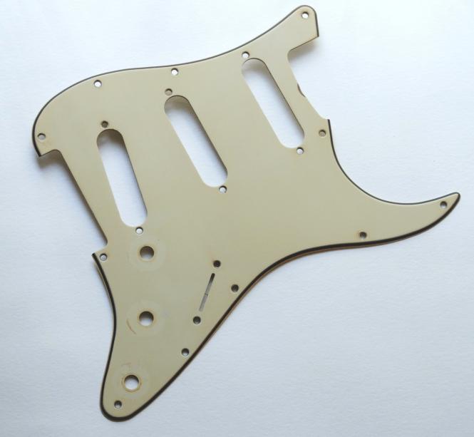 Aged Pickguard 64 SC Vintage Cream Thick Mid Layer to fit Strat ® 